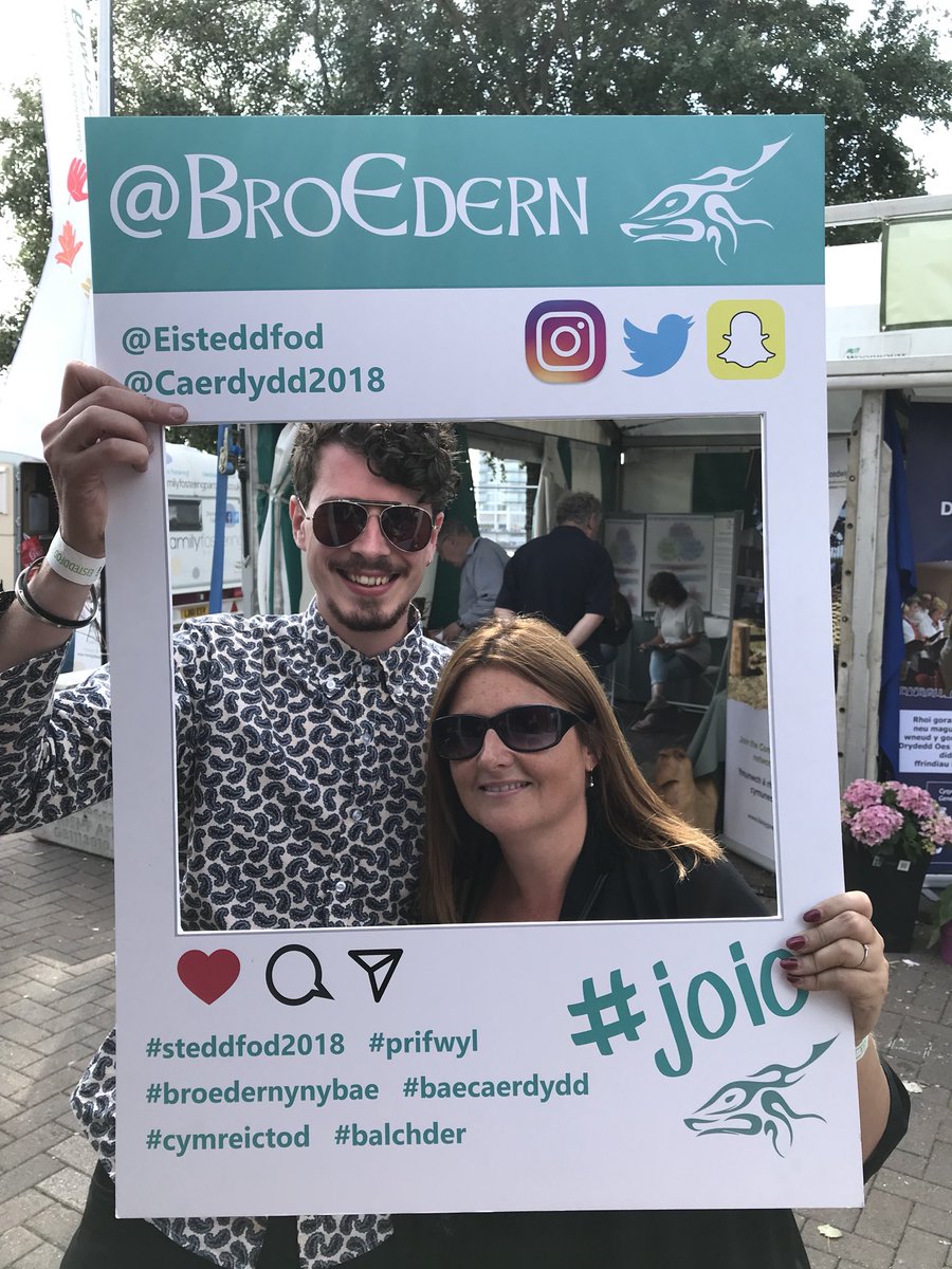 Osian @Candelasband ar y maes heddiw 👍 Osian Huw Williams, lead singer of the popular band Candelas came past today! #Steddfod2018 #joio