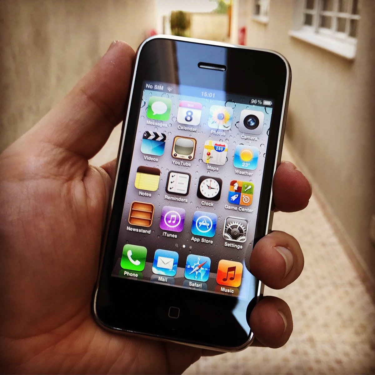Depois de anos aposentado como telefone, trocou a bateria e reencontrou seu lugar no mercado como iPod Touch hipster. #JurassicApple #iPhone3GS