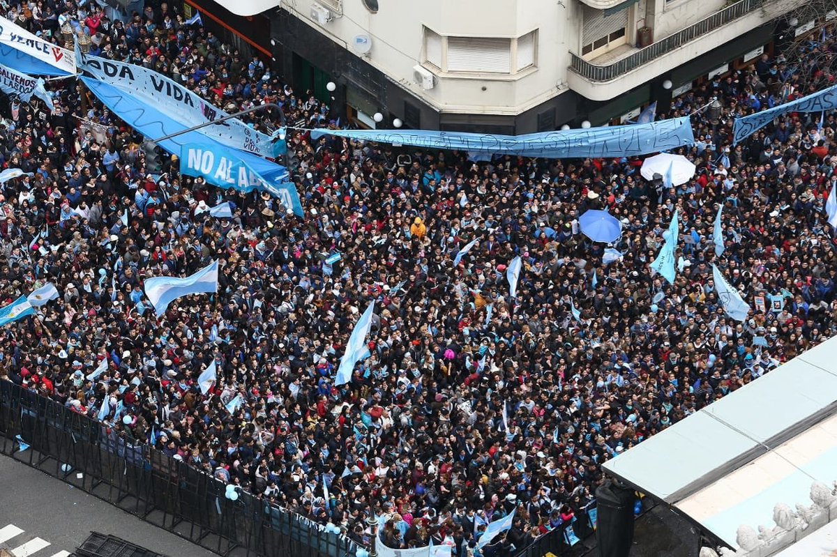 Turios's tweet image. Somos millones de Argentinos que no aceptamos la muerte del inocente por el fracaso del estaso. 
Somos millones que queremos soluciones superadoras que cuiden a la madre y protejan al hijo. 
#ArgentinaDefiendeLaVida 
Argentinadefiendelavida