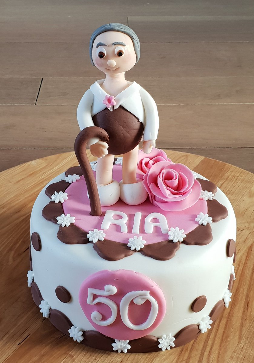 tussen het bloggen door deze leukerd gemaakt. :) weer een van mijn andere bele bezigheden. Juulslittlebakery