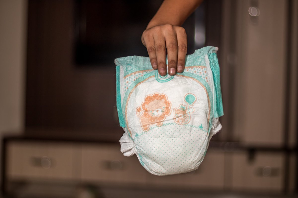 SchorschiDK's tweet photo. Da wurde mir doch mir nichts Dir nichts eine #Babywindel in die Hand gedrückt und ich fiel fast in Koma als ich diese in den #Windeleimer legte. Wer kauft denn so etwas, dass stinkt ja da drinnen wie gestapelte Jauche? Warum schmeißt man so etwas nicht gleich in die Mülltonne vor https://t.co/MwVLQUuuXB