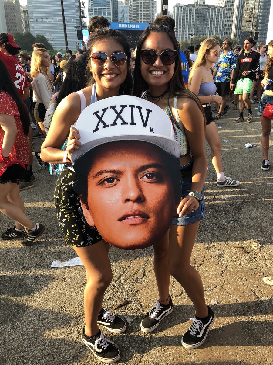 getcrowdsigns's tweet photo. Looks like @brunomars did a whole lot of crowd surfing at @lollapalooza. Don’t forget to tag us in your Lolla photos, we’ll be picking the free BigFace winner on Friday! ❤️ #CrowdSigns #GetBigFaced #Lollapalooza #BrunoMars https://t.co/tVC0CUhFI4