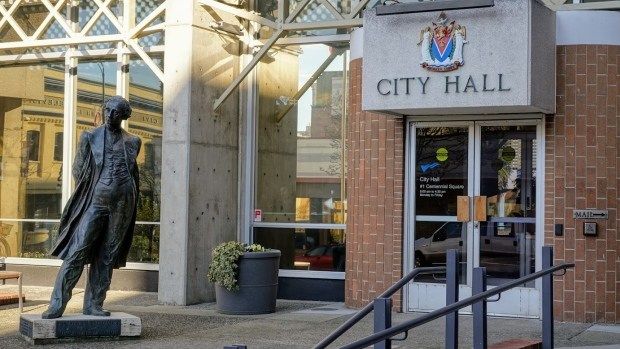 cbcnewsbc's tweet image. BREAKING NEWS: City of Victoria to remove John A. MacDonald statue from front steps of city hall | CBC News buff.ly/2vTkHDY #yyj #cdnpoli