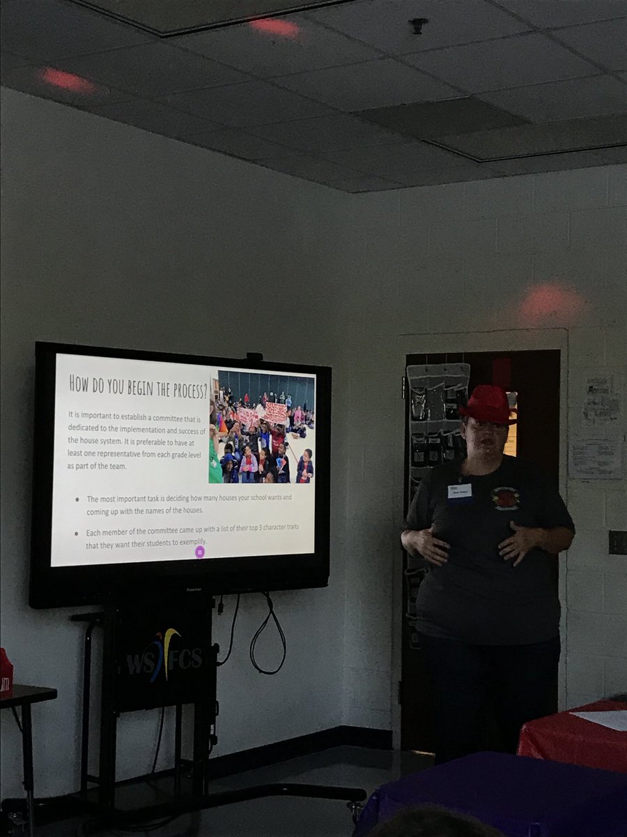lindsaywjacobo's tweet photo. More pics from @MooreMagnetES representing at #wsfcsCLC this morning! How to implement the House System at your school! https://t.co/cpmcAwi5xj