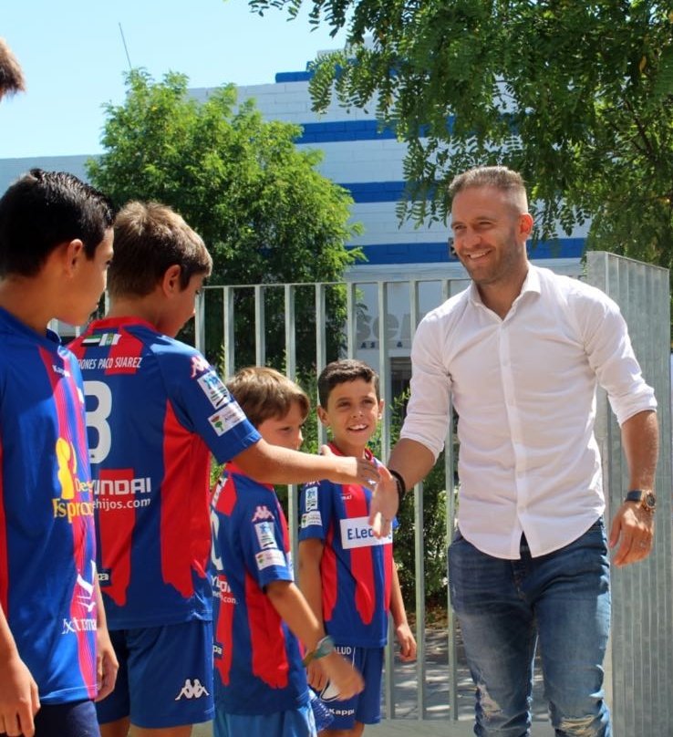 Diego11Capel's tweet photo. No he dejado de luchar para que llegase un día como el de hoy! 😃
Un nuevo reto. Ilusiones intactas. Con muchas ganas de devolver en el campo todo el cariño que me ha dado el @EXT_UD, toda su gente y afición. A por ello!! 💪🏼🔴🔵 #Feliz #Extremadura https://t.co/SZD94JfNuL