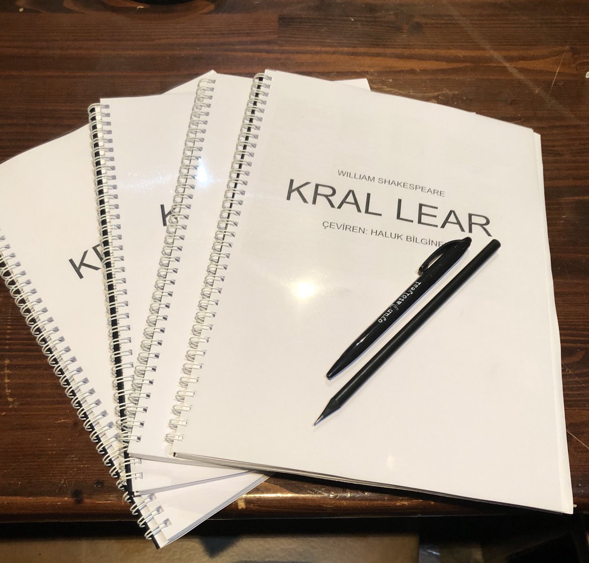 Yazan:Shakespeare
Çeviren:Haluk Bilginer
Yöneten:Muharrem Özcan
Sahne Tasarımı:Özlem Karabay
Müzik:Tolga Çebi
Işık:Kemal Yiğitcan
Haluk Bilginer
Berfu Öngören
Melike Güner
Nazlı Bulum
Arif Pişkin
Deniz Celiloğlu
Kaan Turgut
Onur Özaydın
Sertan Müsellim
Efe Tunçer
Hüseyin Sevimli