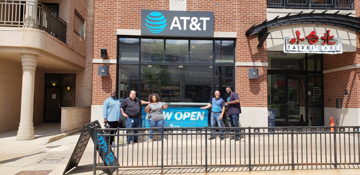 glm_warriors's tweet photo. @CampUlc is ready for the big student rush as @joe_boxer44 swings by for a visit! Great store with great leaders! @fjdevereux @TomMonahan10 @JohnRiveraGLM @GreaterLakesMkt 

#NapientekNation #IntegratedWarriors #ULCChampaign https://t.co/l3vq5To7XU
