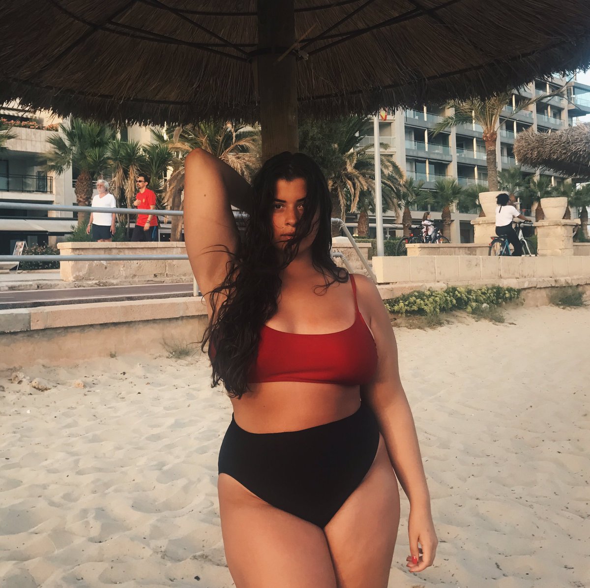 Raiamarialaura's tweet photo. Shoutout to everyone working on loving their bodies because that shit is hard and I'm proud of you.💛 https://t.co/1tkhFoOTMB