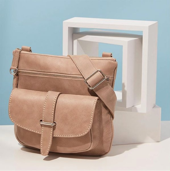 PBDutyFree's tweet photo. Did you know that Peace Bridge Duty Free carries @RootsCanada handbags? Known for their quality, Roots leather handbags are designed and crafted by artisans right here in Canada. Shop a variety of Roots handbags in-store at Peace Bridge Duty Free. #FoundAtPBDF #TravelRetail https://t.co/tOTbo5M2ki