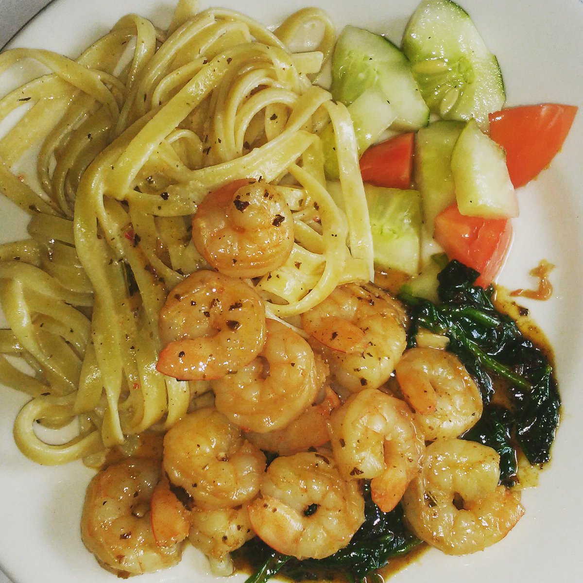 poly_lewa's tweet image. Red pepper fettuccine with shrimp for lunch/dinner lol #homeexperiments 🍝