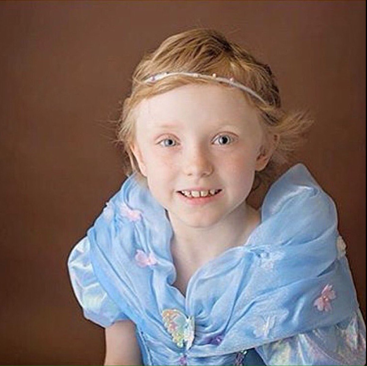 esdobson's tweet image. ‼️ 📜  JUST A TWEET   📜 ‼️
@Pharrell @BrunoMars @iamwill @IAMJHUD 

How about joining with the wonderful celebrities that have given their time and sent a tweet to @RoarForJess 
Jess is very very poorly, her wish is to get lots of tweets from 'People off of the Telly' ...🙏