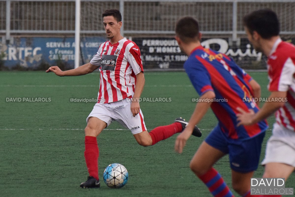UEVic_'s tweet photo. 📷 FOTOS | Imatges del primer partit de la pretemporada 2018-19 🆚 @CESallent ⚽️✅

➡️ https://t.co/1vtBHsk3eW

#SomUEVic 🔴⚪
#VicSallent #1cat1 #futbolcat https://t.co/KS2ym4mhj0