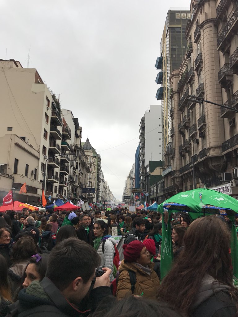 Cc_Chiabrando's tweet photo. Callao y Corrientes. Ya no se puede avanzar más hacia Congreso. #DebateAbortoEnPublicable #8A https://t.co/lGOqsbazZL
