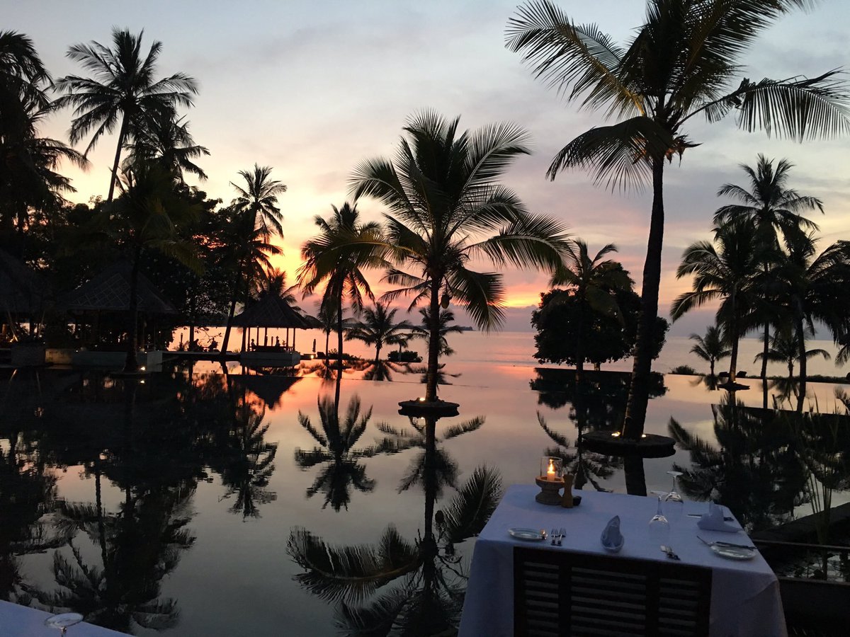S4IFF's tweet photo. The Bali sunset is too mad 📸 https://t.co/mdm8iQ2orN