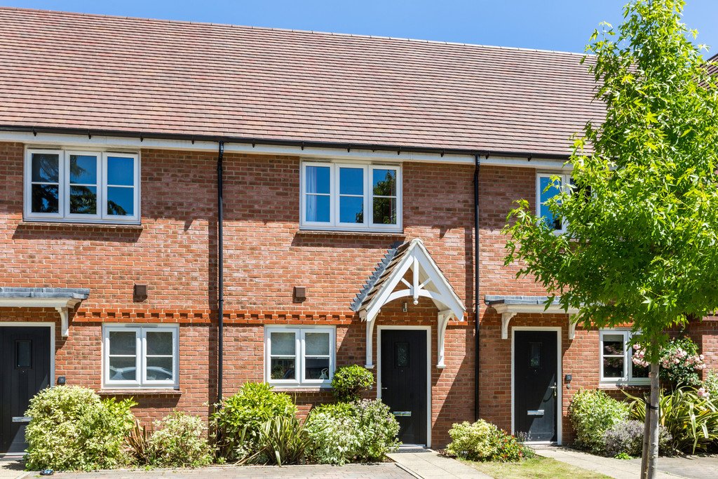 moverevolution's tweet photo. CATERHAM 'ALL SOLD' -one was on last year with another agent for lower asking price, sold with us advertised for 15% more! One was with another agent for 7 months - sold with us in 8 weeks. Call our #Caterham Expert Louise Simpson on 01883 708388 #expertestateagent #therightprice https://t.co/HWQLcgOgVV