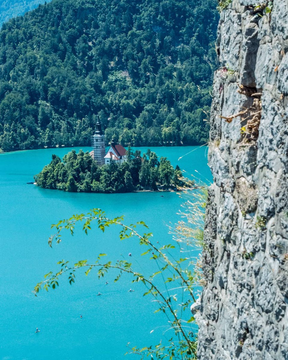 Across the cobalt-blue water of #LakeBled and up 99 stone steps you’ll find the Assumption of Mary Church. Legend has it that if you ring the 16th century church bell yourself, all your wishes will come true! 🇸🇮 May your wish be granted: ow.ly/nfj250iaWjZ 
📸 Kokonutpix