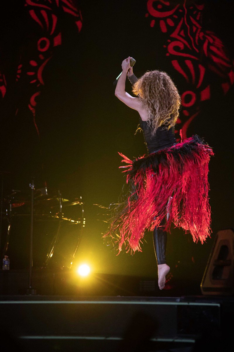 With my new feather skirt! Shak https://t.co/kxHyZy6jlr