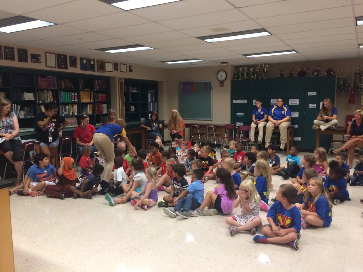 CV_FFA1954's tweet photo. Our Officers and Committee Chairs has a great morning hosting Pre-K Ag Day for @CVSDElementary students! Ss learned about food and agriculture via @MyPlate activities! #AgLiteracy #LivingToServe #CVFFA https://t.co/lbGYX2erWZ