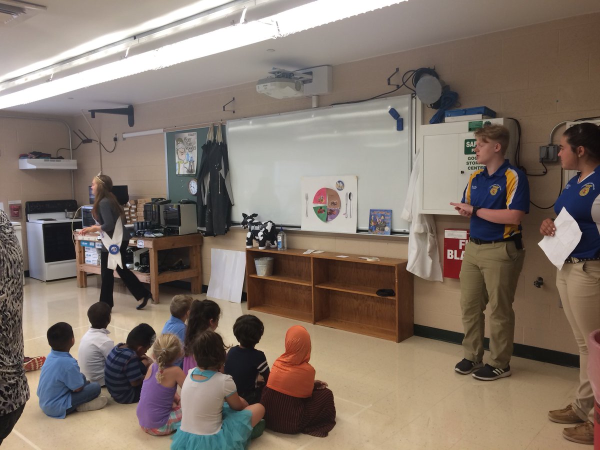 CV_FFA1954's tweet photo. Our Officers and Committee Chairs has a great morning hosting Pre-K Ag Day for @CVSDElementary students! Ss learned about food and agriculture via @MyPlate activities! #AgLiteracy #LivingToServe #CVFFA https://t.co/lbGYX2erWZ