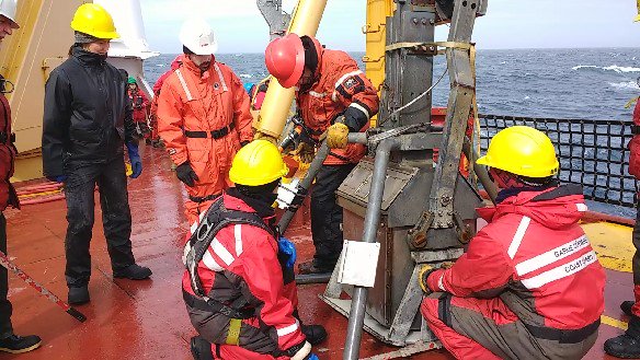 eu_atlas's tweet photo. Great crew working together to get #deepsea samples using the #boxcorer on the CCGS #amundsen #atlasatsea @ArcticNet @GeosciencesEd @EU_EASME @BGSMarineGeo @CoastGuardCAN https://t.co/crLPytxLXa