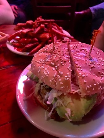 GeorgesPerkins's tweet image. Are those #sweetpotatofries I spy?  Maybe a side of #HeavyHit.