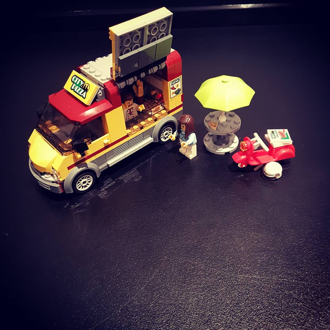 AllenAfol's tweet photo. Finally got my instagram up and working after struggling with posting stuff all day!

Anyway, here's the second part of the Pizza Van.

Great addition to any city although I'd have liked more pizzas.

#legopizzavan #pizza #van #frenchfries #lego #afol #allenafol #legophotography https://t.co/rXTneFeyj4