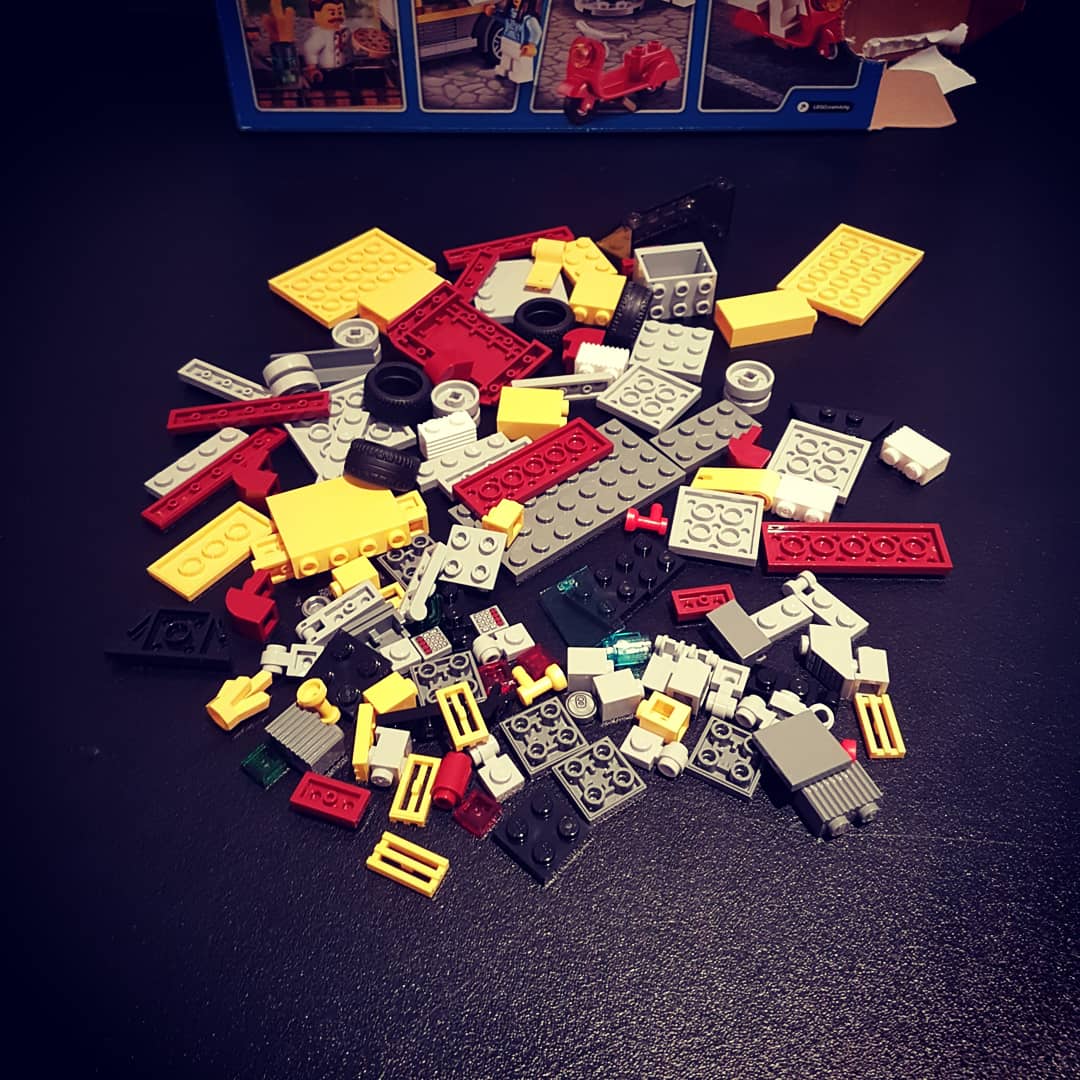 AllenAfol's tweet photo. Finally got my instagram up and working after struggling with posting stuff all day!

Anyway, here's the second part of the Pizza Van.

Great addition to any city although I'd have liked more pizzas.

#legopizzavan #pizza #van #frenchfries #lego #afol #allenafol #legophotography https://t.co/rXTneFeyj4