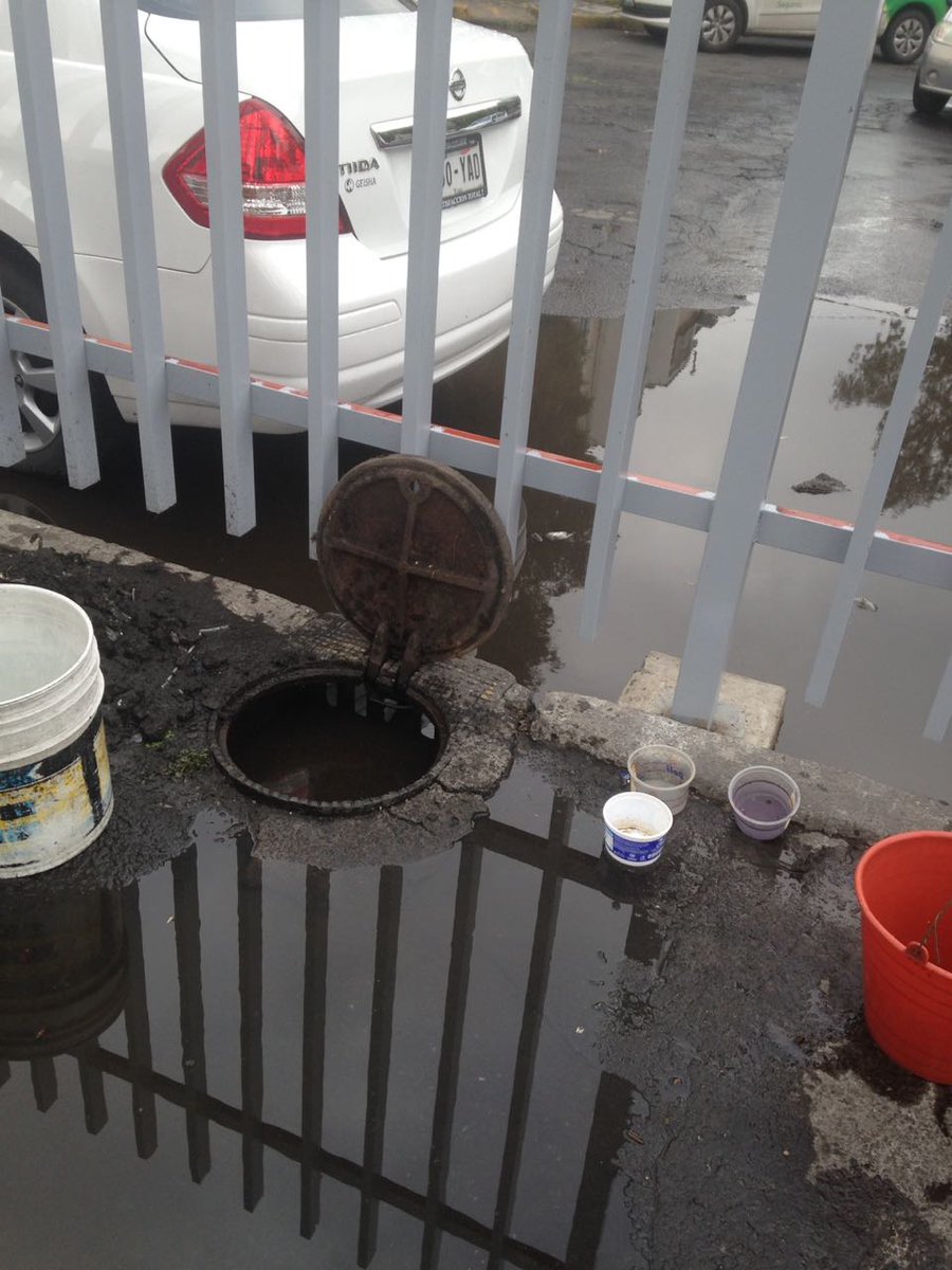 GUERCOM's tweet photo. #sacmexCDMX @AGUCDMX #SPCCDMX @SOBSECDMX URGE que REPAREN y DESTAPEN drenaje y alcantarillado, en Calle Ampl.Nueces en la Col. Unidad Cuitlahuac, Delg. Azcapotzalco.
Según #AUGCDMX iba a acudir con un baxtor y el folio de asignación era 082018-188288.. pero puras promesas.. https://t.co/mRo4jjrlah