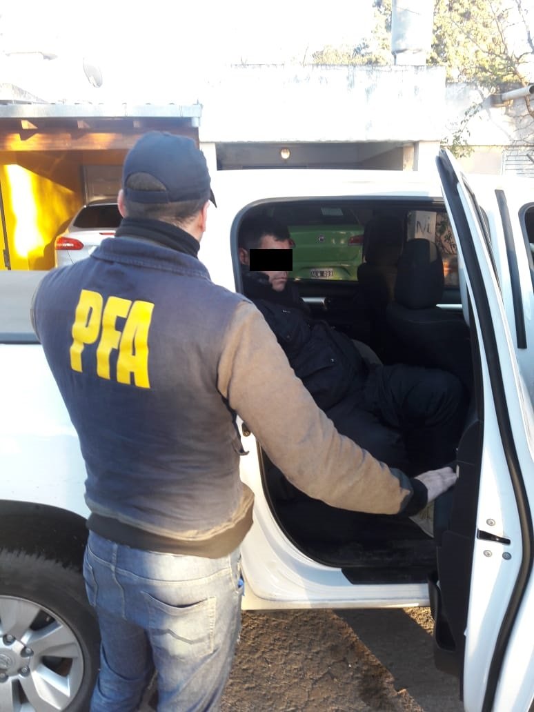 PFAOficial's tweet photo. En #Córdoba detuvimos a un ciudadano de nacionalidad argentina sobre quien pesaba un pedido de captura internacional por el delito de robo e intimidación con arma de fuego. #Profugos #PFA #PoliceCoperation #LawEnforcement @INTERPOLHQ https://t.co/50YrpM3iPj