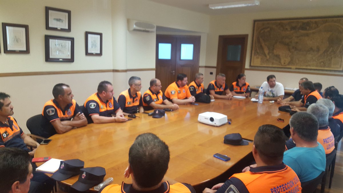 AytoCandelaria's tweet photo. El Ayuntamiento de Candelaria acogió esta tarde una reunión de coordinación de los responsables de las agrupaciones de Protección Civil que participan en el Operartivo insular de las Fiestas de Agosto.
#fiestascandelaria #candelariatfe https://t.co/JB2iOR0eXV