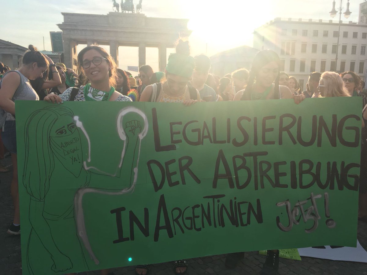 MarchaOrgAr's tweet photo. #Alemania acompañando a las argentinas para que el aborto sea Legal, Seguro y Gratuito
#CoberturaColaborativa #8A #QueSeaLey #AbortoLegalYa https://t.co/6cCzmocuwi