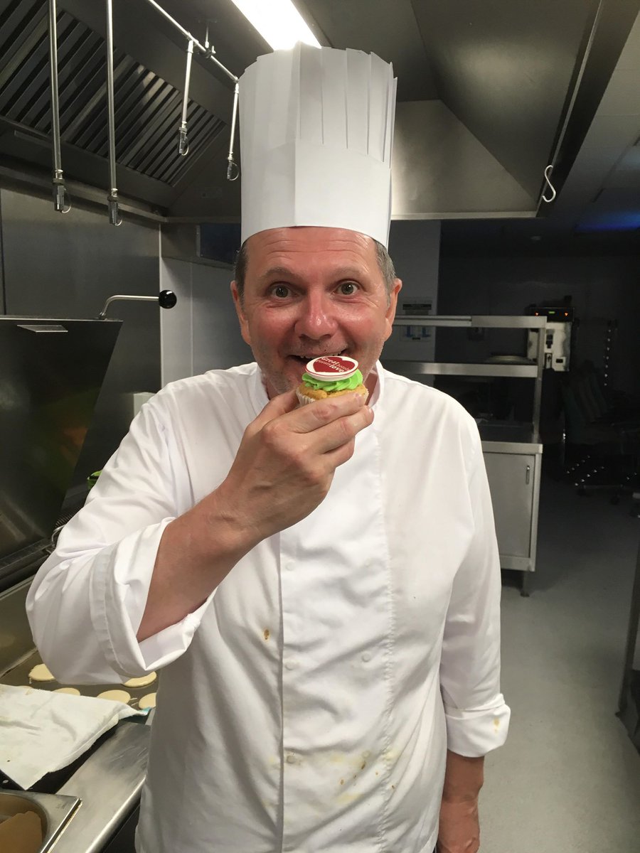 HolidayInnMcr's tweet photo. Celebrating with the #Manchester team a record-breaking July Overall Experience result as scored by our guests 97.03% #hotelsthatguestslove @HPSUKI @LifeatKGH #outstanding #proud #achievement https://t.co/hgIUWES5If