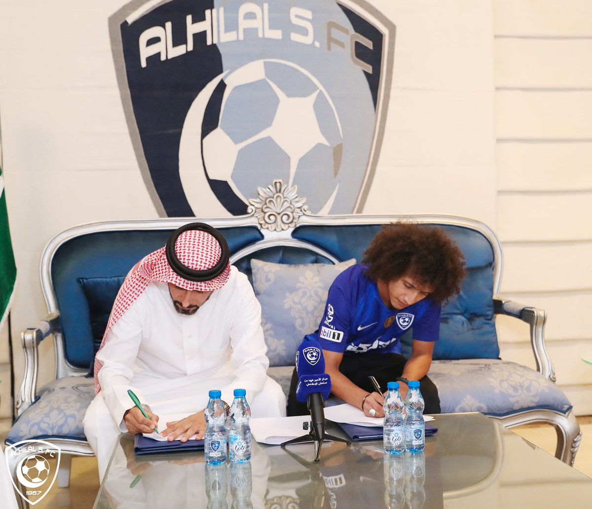 Alhilal_EN's tweet photo. 📸 Photos from @SamiAlJaber signing with @Amoory10 

#Amoori_Hilali 
#Alhilal https://t.co/jr1sQeL1qa