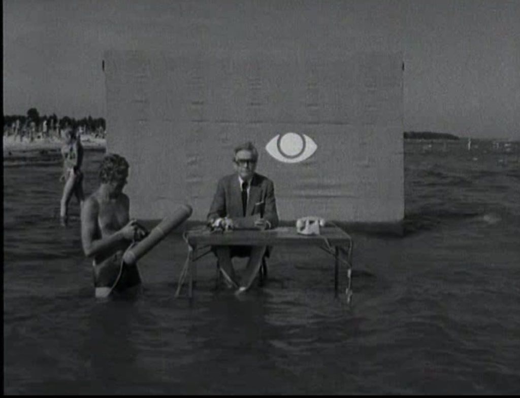Ich muss gestehen, die Idee für die heutige Moderation war geklaut - vom dänischen Fernsehen in den 1960er Jahren (Danke für den grandiosen Tipp, <a href="/MartinThuer/">Martin Thür</a>!) 
Und weil wir keinen Strand haben, war's "nur" im Teich vor dem ORF-Zentrum. Aber sehr fein dort... ;-)