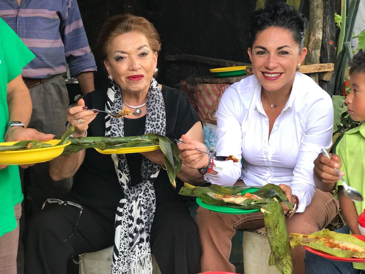 servin2018's tweet photo. Siempre voy a estar agradecida con las personas que me recibieron en sus casas a mi mamá y a mi, hoy en la colonia Colosio, Martha nos invitó a comer unos ricos tamalitos. ¡Le quedaron deliciosos! https://t.co/Z2mOgrpWQW