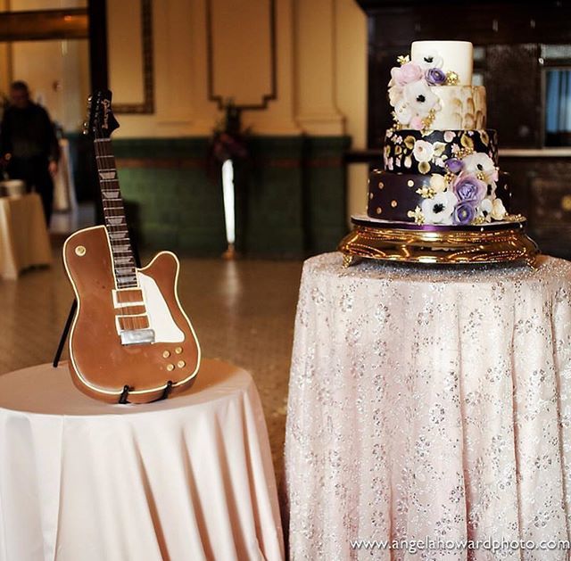 carriescakesut's tweet image. Between the Bride’s beautiful cake and the Groom’s awesome guitar cake, this wedding had it all. 😍
Photo: @angelahowardphoto
.
.
.

#realcake #cakeartist #cakeideas #carriescakes #utahcakeartist #cakeinspo #weddingcake #utahweddings #groomscake ift.tt/2noggwI