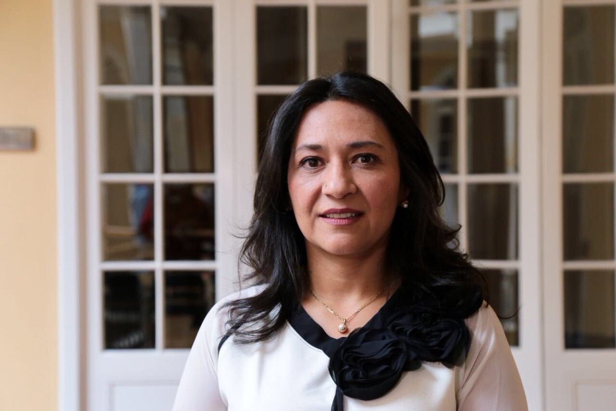 manolitosalazar's tweet photo. La economista y magister en políticas públicas Claudia Puentes asumió hoy la @Educacionbogota en reemplazo de @VictoriaBxE designada ministra de educación por el presidente @IvanDuque, la ex directora de Catastro se posesiono ante el alcalde @EnriquePenalosa https://t.co/nhdNrXqZ15