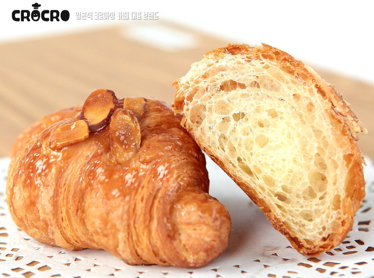 오늘의 크로아상은! 크로크로의 "아몬드 크로아상" 입니다! 아몬드 크로아상은 달콤하면서도 고소함이 풍부한 맛을 느낄 수 있는데요, 견과류 중에서도 아몬드를 좋아하신다면! 수요일은 아몬드 크로아상 어떠세요? #크로크로 #크로아상 #크로와상 #크로아상맛집 #crocro #croissants #일본식크로아상