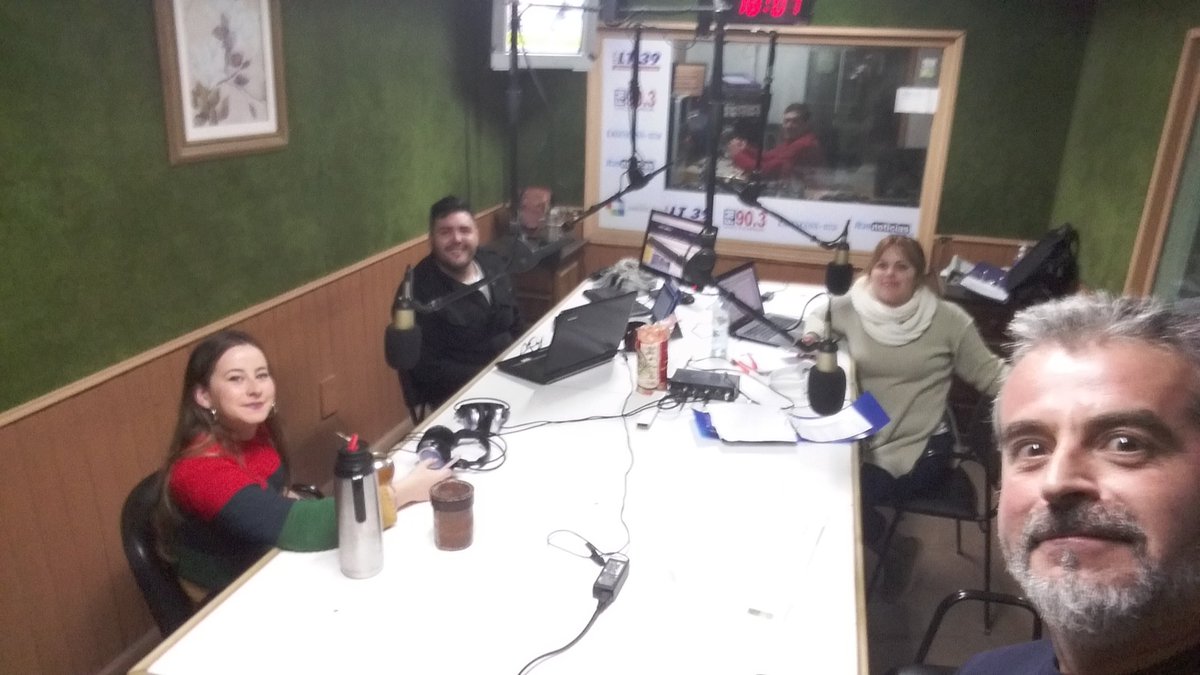 fabihutin's tweet photo. Tarde de #radio con mi bebé cebando mate. Mas no se puede pedir https://t.co/horZrU4k0K