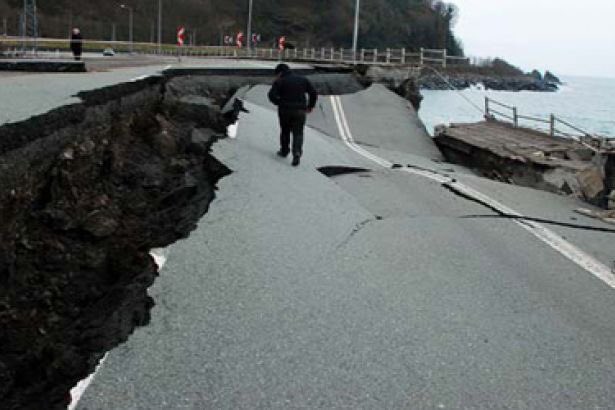 caapulcukiz's tweet photo. 7 şiddetinde deprem olsa bile Japonya 'da bu şekilde ortadan yarılan yok göremezsiniz. 
Bizde ise yollar ,köprüler, demiryolları hatta yeni yapılan uçak pistleri ya çöküyor ya ortadan yarılıyor. 
Hesap sormaya kalksan AKP ve yanaşması MHP oy birliği ile engelliyor . https://t.co/s70LdfkwSc
