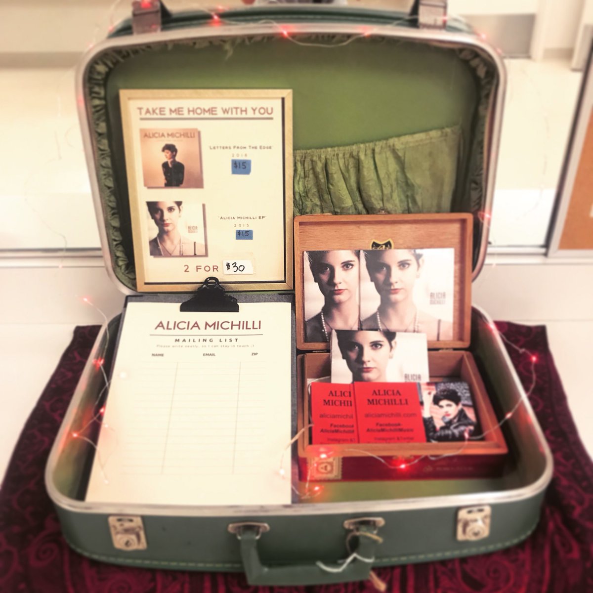 AliciaMichilli's tweet image. Stepping up my merch game with this beauty. 🙌🏻 If you haven’t noticed, I’m a fan of vintage 😉 See you tonight #MadisonWI at Overture Hall! Can’t wait to sing for ya 🎤 #overturehall #merchvibes #vintagesuitcase #aliciamichillitour2018 #tajmo