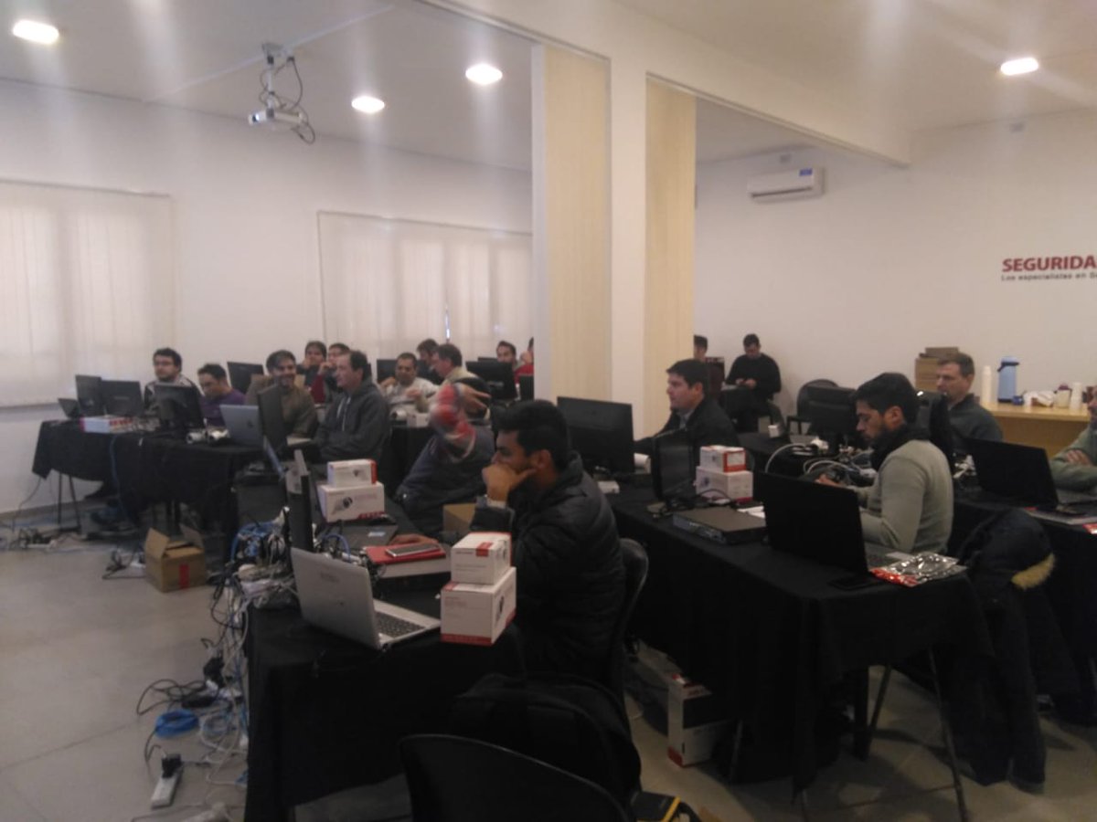 HikvisionLatam's tweet photo. SEGURIDAD CENTRO nos recibió en Córdoba para continuar capacitándose en las diferentes líneas de HIKVISION.
¡GRACIAS por abrirnos las puertas de sus oficinas! https://t.co/1R9CGBQiD8