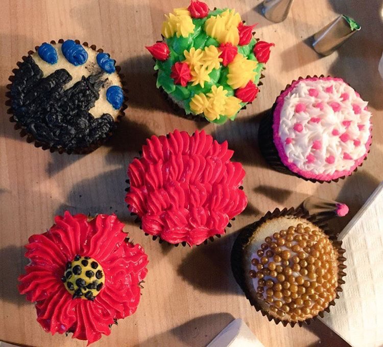 Sweetsanddrinks's tweet image. Do you want cupcakes? #CureHeartacheIn4Words