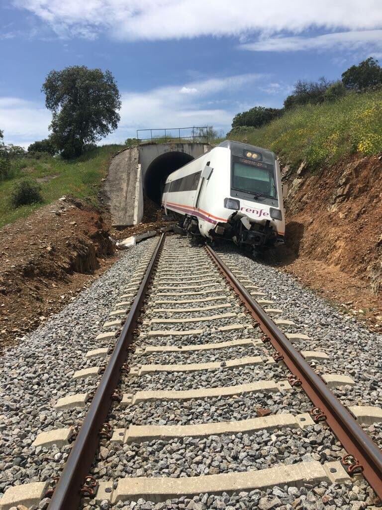 JaviRomeroD's tweet photo. Si llega a descarrilar el tren esta tarde en Barcelona en lugar de en Zafra comemos tren en el telediario por dos meses. Olvidados es poco. Estamos silenciados. https://t.co/VYdcvNOAbN