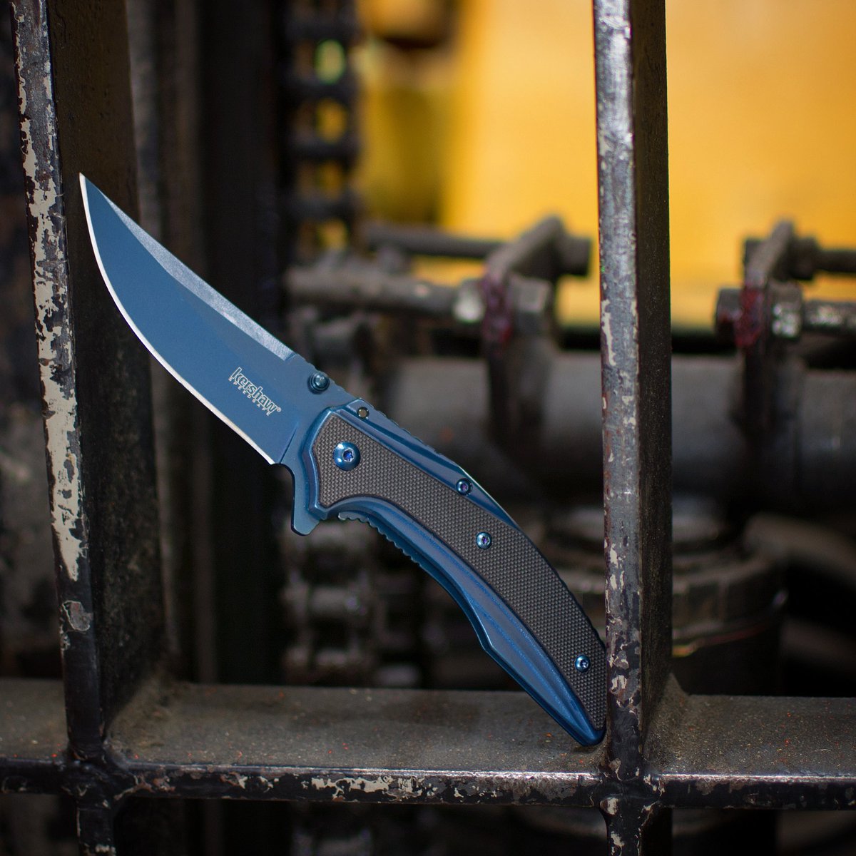The out of sight Outright is now available!

kershaw.kaiusaltd.com/knives/knife/o…

#whatareyoucarrying #kershawoutright #edc #forklift #warehouse #beepbeep #newknife #thatblue