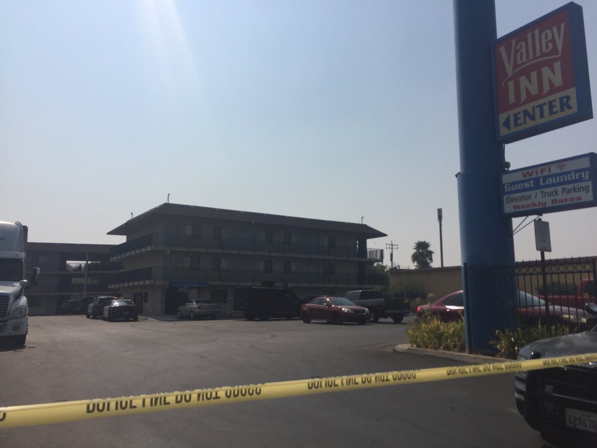 A J Kato On Twitter Happening Now Fresno Pd And Swat Outside Valley Inn On Parkway Drive Working To Learn More Details