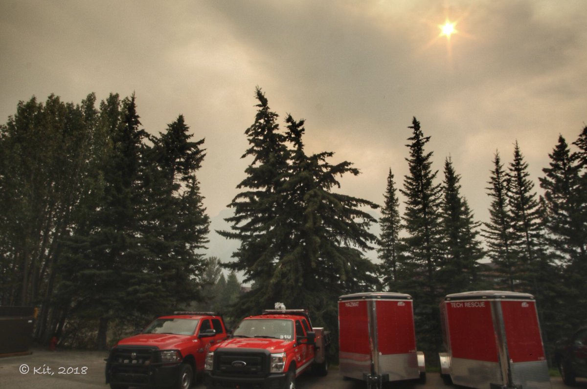 CanmoreFireRes's tweet photo. WHO STOLE THE THREE SISTERS PEAKS?
Wildfire smoke is causing locally poor air quality &amp; reducing visibility. Stay inside if you have breathing difficulties. Find an indoor place that's cool &amp; ventilated. Using an air conditioner that cools &amp; filters air may help. #CloseWindows https://t.co/YTlnozK72Q
