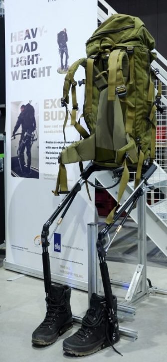 dejiboo1's tweet image. オランダのintespringが開発したExobuddy
「軍用半受動型運搬支援外骨格」
背嚢(リュック)を最大60kgまでをスイスイと運べる