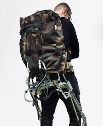 dejiboo1's tweet image. オランダのintespringが開発したExobuddy
「軍用半受動型運搬支援外骨格」
背嚢(リュック)を最大60kgまでをスイスイと運べる