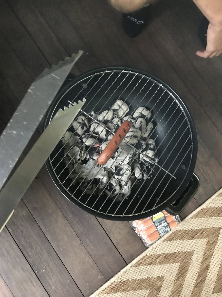 sofonation18's tweet image. FIRST SCRIMMAGE AGAINST SEQUOGAY FRIDAY. Game at 7:30 tailgate at 6. $1 hotdogs for anyone at tailgate. #WESUMDAWGS #WEGUNNAEAT